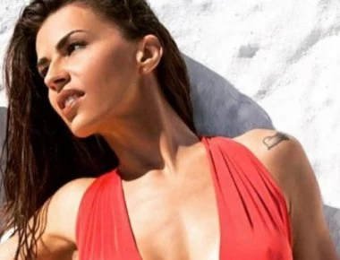 Χ. Κολέτσα: Εμφανίζεται με ανοιχτό σακάκι χωρίς σουτιέν και κολάζει τα πλήθη (βίντεο)